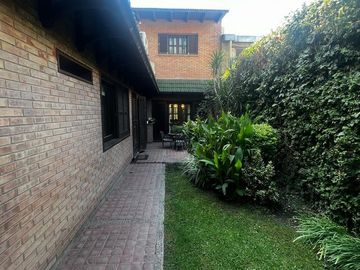 Casa en  Av. Libertador entre Salta y Av. España