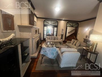 Casa en  Av. Libertador entre Salta y Av. España