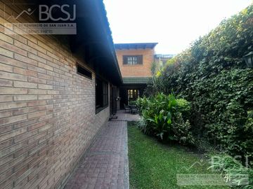 Casa en  Av. Libertador entre Salta y Av. España