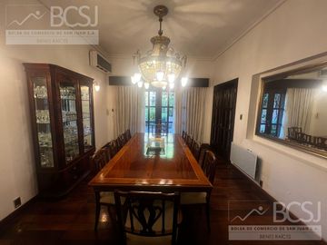 Casa en  Av. Libertador entre Salta y Av. España