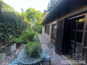 Casa en  Av. Libertador entre Salta y Av. España