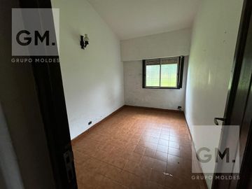 Excelente casa quinta en venta con pileta, quincho y parrilla!