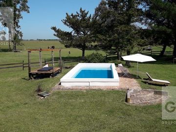 Excelente casa quinta en venta con pileta, quincho y parrilla!
