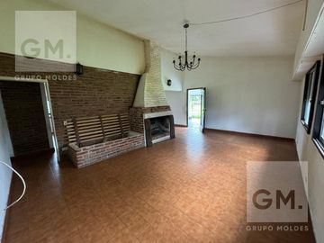 Excelente casa quinta en venta con pileta, quincho y parrilla!