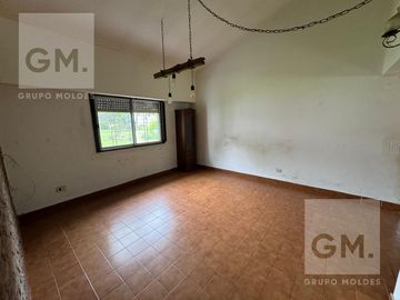 Excelente casa quinta en venta con pileta, quincho y parrilla!