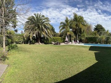Casa en venta - 6 Dormitorios 3 Baños - 380Mts2 - Echeverría