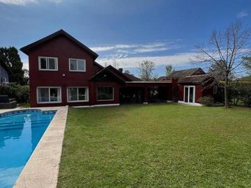 Casa en venta - 6 Dormitorios 3 Baños - 380Mts2 - Echeverría