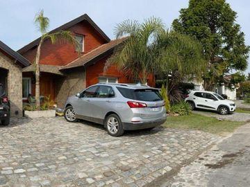 Casa en venta - 6 Dormitorios 3 Baños - 380Mts2 - Echeverría