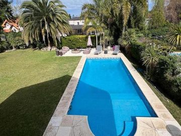 Casa en venta - 6 Dormitorios 3 Baños - 380Mts2 - Echeverría