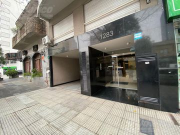 Departamento de 1 dormitorio y cochera en venta en Caballito