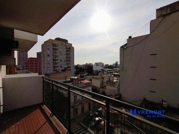 1 ambiente al frente con balcón. Super luminoso. A una cuadra de Av. Jujuy (Subte H)