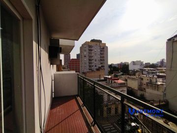 1 ambiente al frente con balcón. Super luminoso. A una cuadra de Av. Jujuy (Subte H)