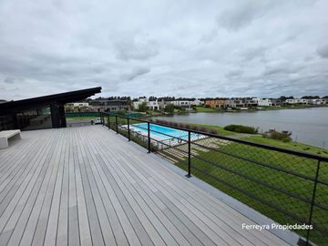 Venta de Casas 5 Ambientes con Pileta