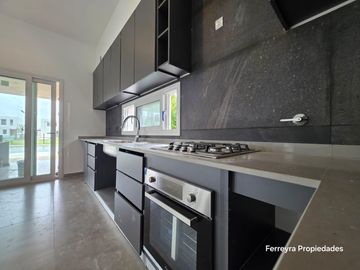 Venta de Casas 5 Ambientes con Pileta