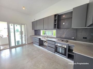 Venta de Casas 5 Ambientes con Pileta