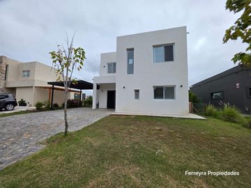 Venta de Casas 5 Ambientes con Pileta