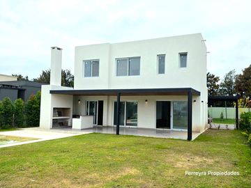 Venta de Casas 5 Ambientes con Pileta