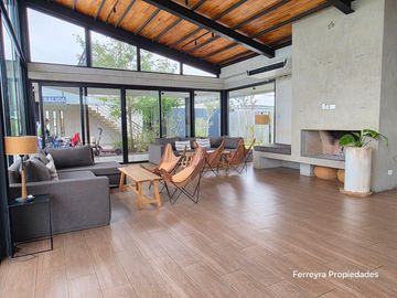 Venta de Casas 5 Ambientes con Pileta