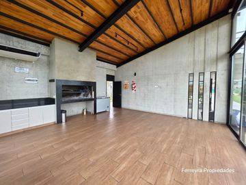 Venta de Casas 5 Ambientes con Pileta