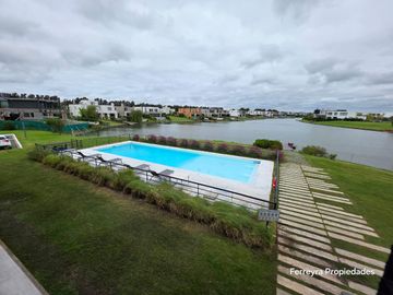 Venta de Casas 5 Ambientes con Pileta