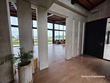 Venta de Casas 5 Ambientes con Pileta