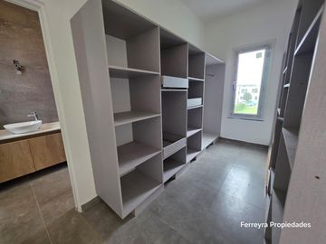 Venta de Casas 5 Ambientes con Pileta