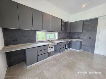 Venta de Casas 5 Ambientes con Pileta