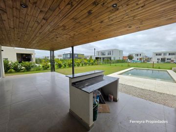 Venta de Casas 5 Ambientes con Pileta