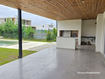 Venta de Casas 5 Ambientes con Pileta