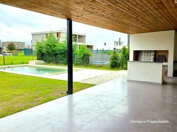Venta de Casas 5 Ambientes con Pileta