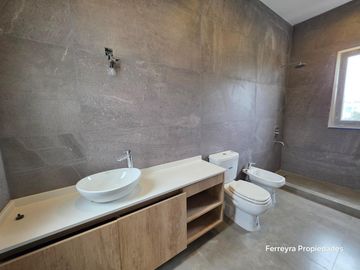 Venta de Casas 5 Ambientes con Pileta