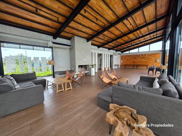 Venta de Casas 5 Ambientes con Pileta