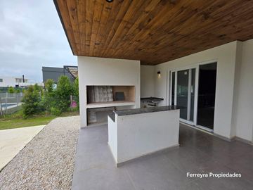Venta de Casas 5 Ambientes con Pileta