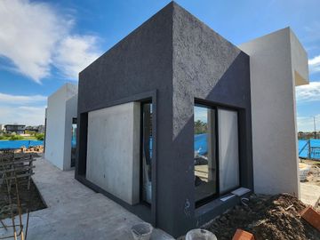 Casa a estrenar en venta - lote interno - con piscina - Barrio pilar del este