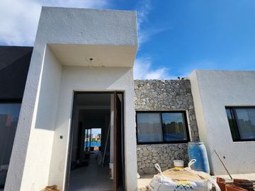 Casa a estrenar en venta - lote interno - con piscina - Barrio pilar del este