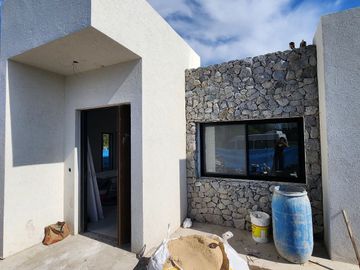 Casa a estrenar en venta - lote interno - con piscina - Barrio pilar del este