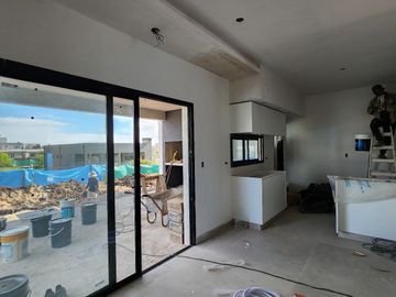 Casa a estrenar en venta - lote interno - con piscina - Barrio pilar del este