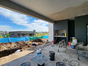 Casa a estrenar en venta - lote interno - con piscina - Barrio pilar del este