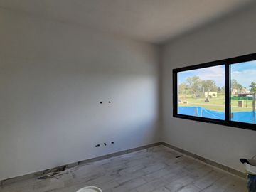 Casa a estrenar en venta - lote interno - con piscina - Barrio pilar del este