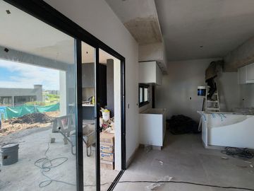 Casa a estrenar en venta - lote interno - con piscina - Barrio pilar del este