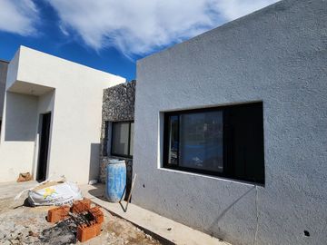 Casa a estrenar en venta - lote interno - con piscina - Barrio pilar del este