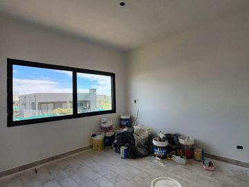 Casa a estrenar en venta - lote interno - con piscina - Barrio pilar del este