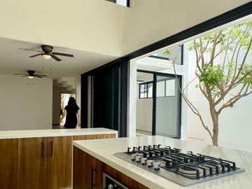 CASA EN VENTA MÉRIDA,  4 RECÁMARAS, PRIVADA PARQUE CENTRAL, CHOLUL