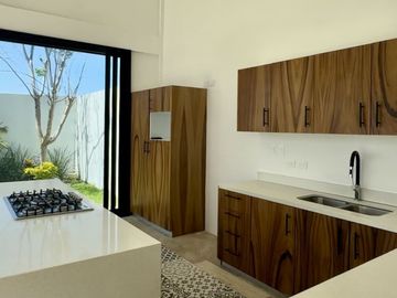 CASA EN VENTA MÉRIDA,  4 RECÁMARAS, PRIVADA PARQUE CENTRAL, CHOLUL