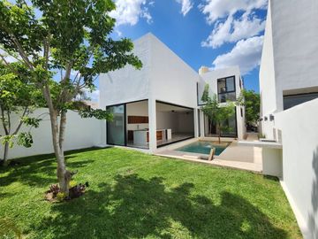 CASA EN VENTA MÉRIDA,  4 RECÁMARAS, PRIVADA PARQUE CENTRAL, CHOLUL