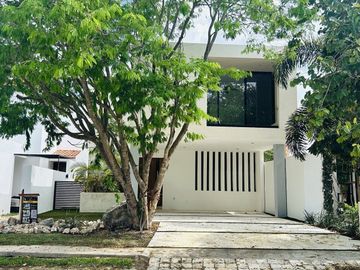 CASA EN VENTA MÉRIDA,  4 RECÁMARAS, PRIVADA PARQUE CENTRAL, CHOLUL