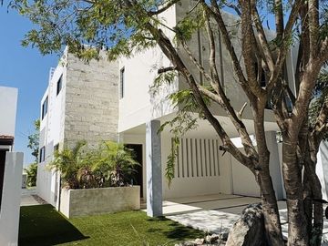 CASA EN VENTA MÉRIDA,  4 RECÁMARAS, PRIVADA PARQUE CENTRAL, CHOLUL