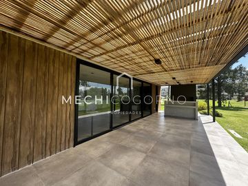 Casa en venta de 4 dormitorios a la laguna en Laguna Grande
