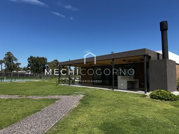 Casa en venta de 4 dormitorios a la laguna en Laguna Grande