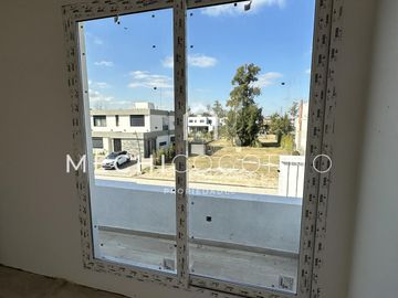 Casa en venta de 4 dormitorios a la laguna en Laguna Grande